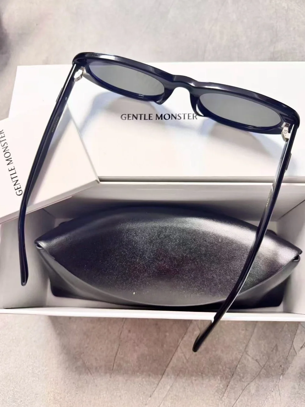 GENTLE MONSTER sleek oval
